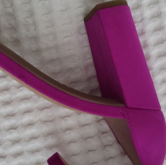 I.N.C. faux suede fuchsia ankle strap chunk heels 9 - Picture 5 of 15